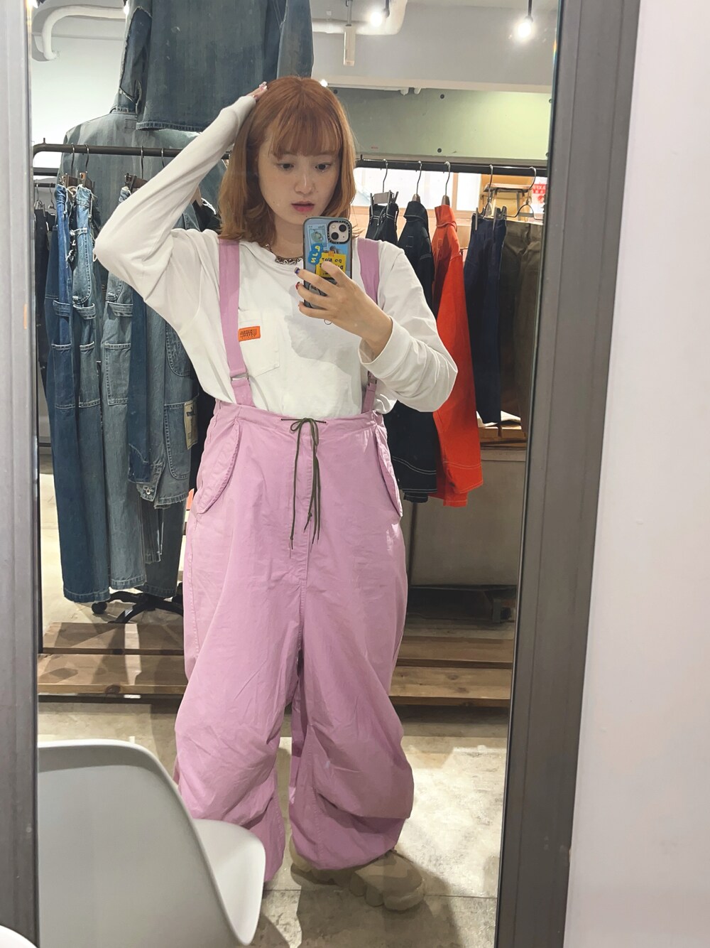 「universaloverall、ユニバーサルオーバーオール、Tシャツ、ロンT、着回しコーデ、オーバーオール、おしゃれさんと繋がりたい、春色」｜「UNIVERSAL OVERALLのPOCKET LONG SLEEVE TEE（Tシャツ/カットソー、ホワイト系）」を使った、ゆかさん（骨格ウェーブ・レディース・155cm）の春コーディネートの1枚目の写真