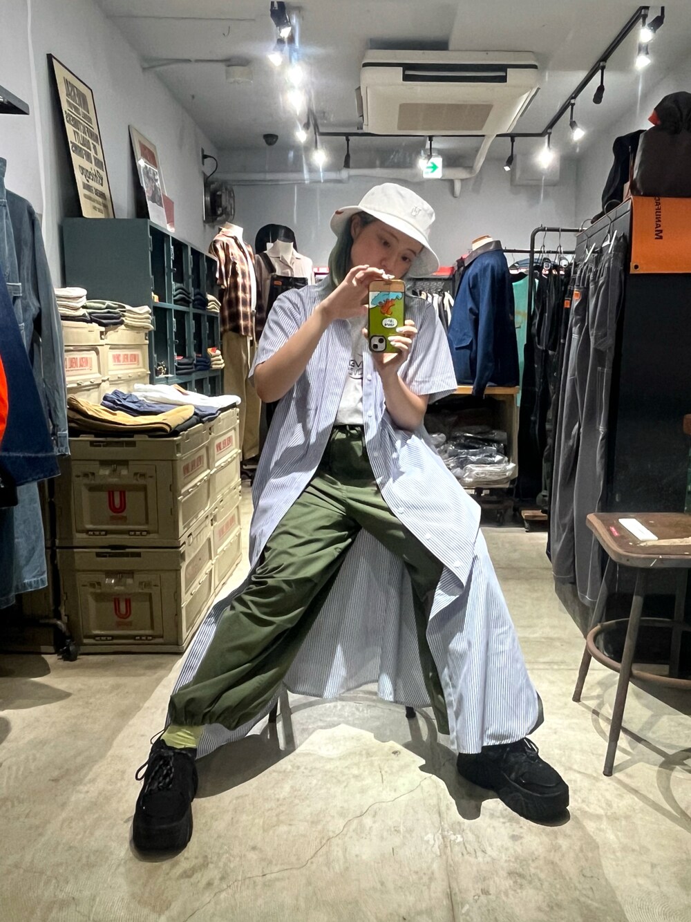 「シャツワンピ、ストライプシャツ、着回しコーデ、低身長コーデ、低身長、低身長女子、ユニバーサルオーバーオール、universaloverall、シンプルスタイル、GU、ワンピース」｜「UNIVERSAL OVERALLの【UNIVERSAL OVERALL/ユニバーサルオーバーオール】UQロゴ刺繍T/Cツイルバケットハット（ハット、ホワイト系）」を使った、ゆかさん（骨格ウェーブ・レディース・155cm）の春コーディネートの1枚目の写真
