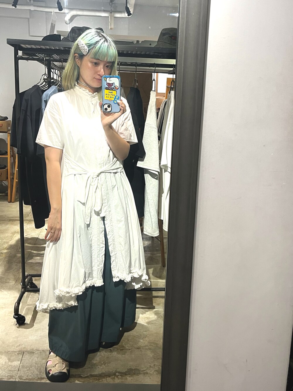 「universaloverall、ユニバーサルオーバーオール、poppy、poppy tokyo、サンダル、サンダルに靴下、サンダルコーデ、スカート、シャツワンピ、お出かけコーデ、着回しコーデ、夏コーデ、低身長、低身長コーデ、低身長女子」｜「POPPYのアイテム（シャツワンピース、ホワイト系）」を使った、ゆかさん（骨格ウェーブ・レディース・155cm）の夏コーディネートの1枚目の写真