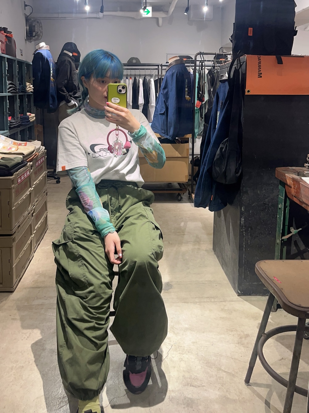 「ロゴT、Tシャツ、GU、夏コーデ、ootd、お出かけコーデ、カーゴパンツ、シースルートップス、ユニバーサルオーバーオール」｜「GUのアイテム（カーゴパンツ、グリーン系）」を使った、ゆかさん（骨格ウェーブ・レディース・155cm）の春コーディネートの1枚目の写真
