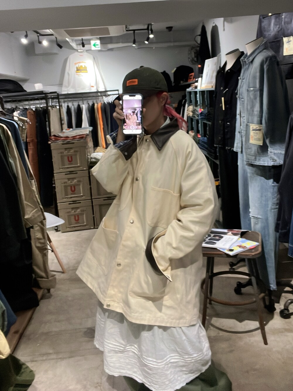 「universaloverall、ユニバーサルオーバーオール、秋冬コーデ、カバーオール、羽織り、キャップ、キャップ女子、秋服、今日のコーデ、お出かけコーデ、低身長、低身長コーデ、低身長女子、秋コーデ、ootd」｜「UNIVERSAL OVERALLのオイルドコットンコンビキャップ（キャップ、グリーン系）」を使った、ゆかさん（骨格ウェーブ・レディース・155cm）の秋コーディネートの1枚目の写真