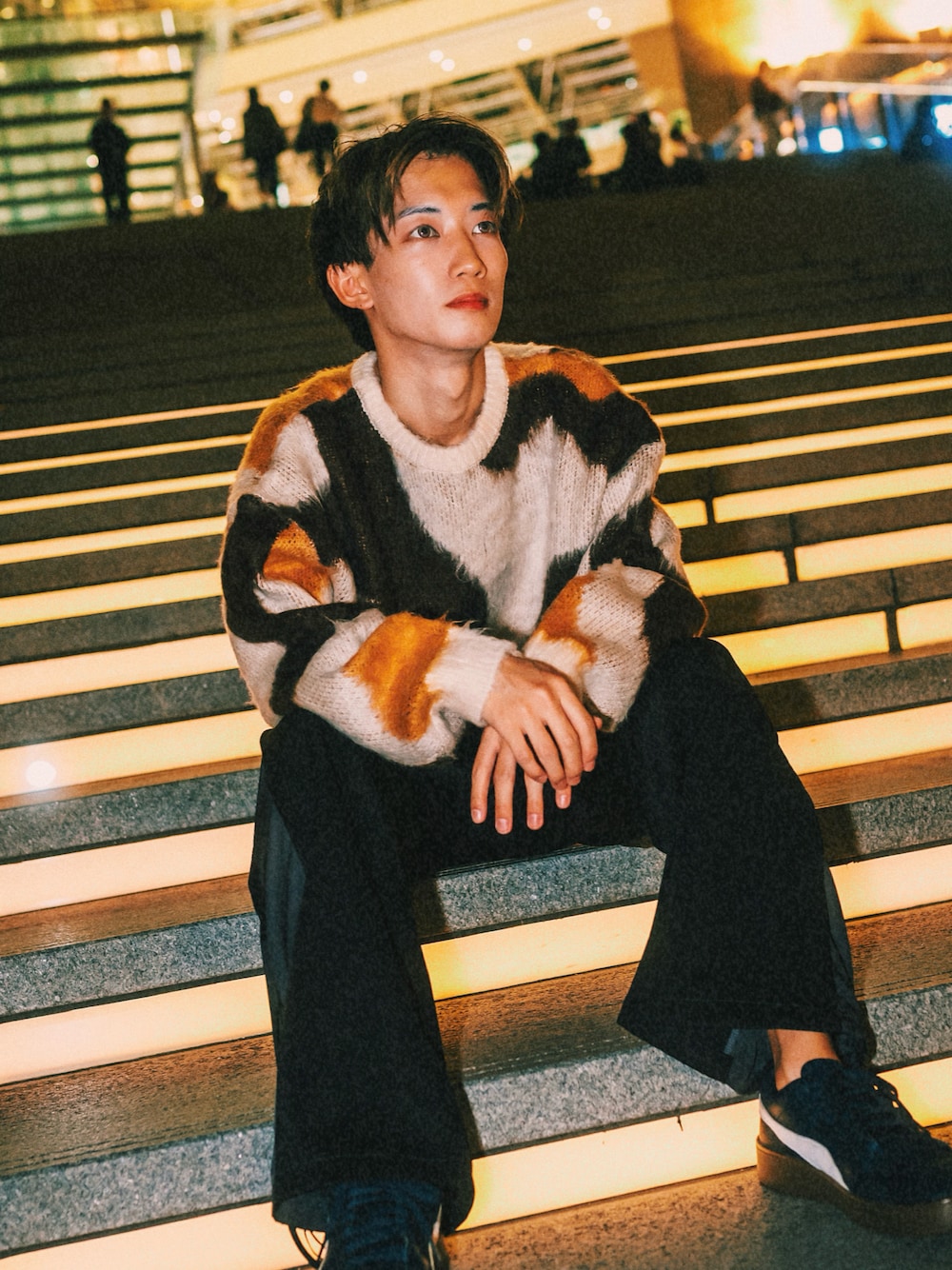 ブラウン系のニット/セーター、ブラック系のその他パンツを着用したメンズの秋コーディネートの1枚目の写真