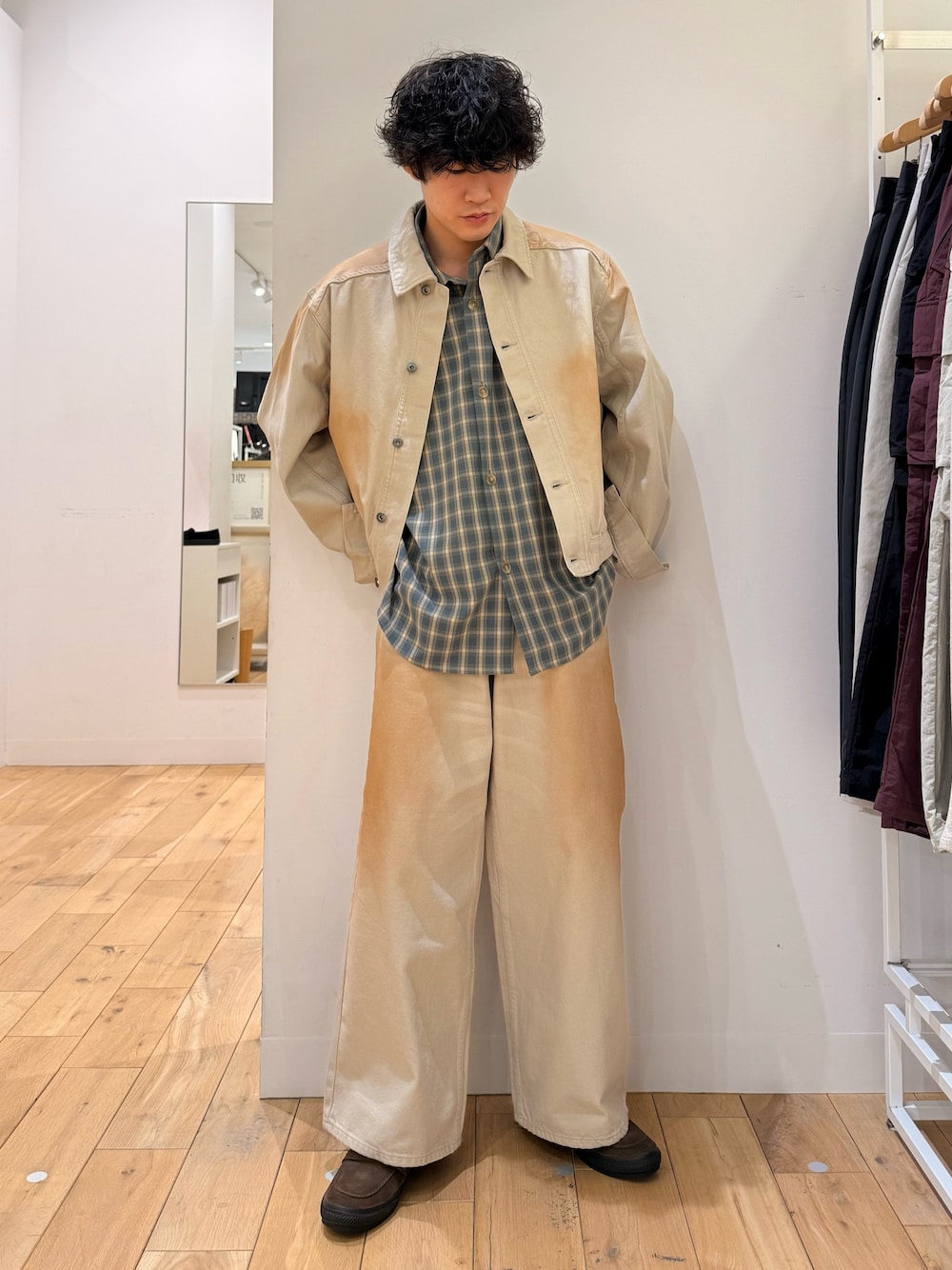 グリーン系のデニムジャケット、グリーン系のデニムパンツ、ブルー系のシャツ/ブラウスを着用したメンズの冬コーディネートの1枚目の写真