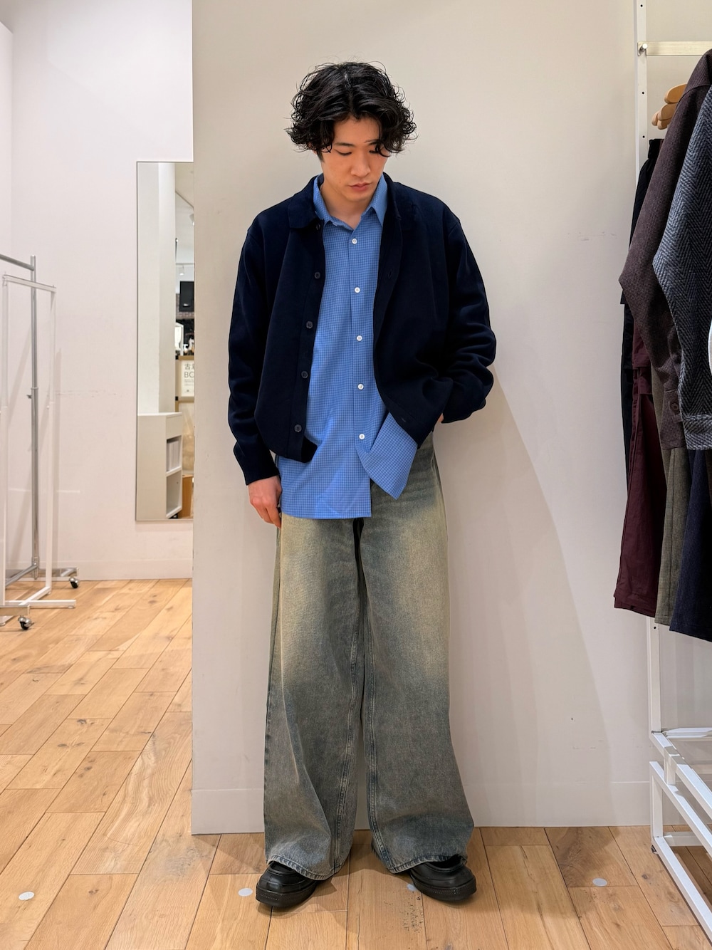 ブルー系のカーディガン/ボレロ、ブルー系のシャツ/ブラウス、ブルー系のデニムパンツを着用したメンズの春コーディネートの1枚目の写真