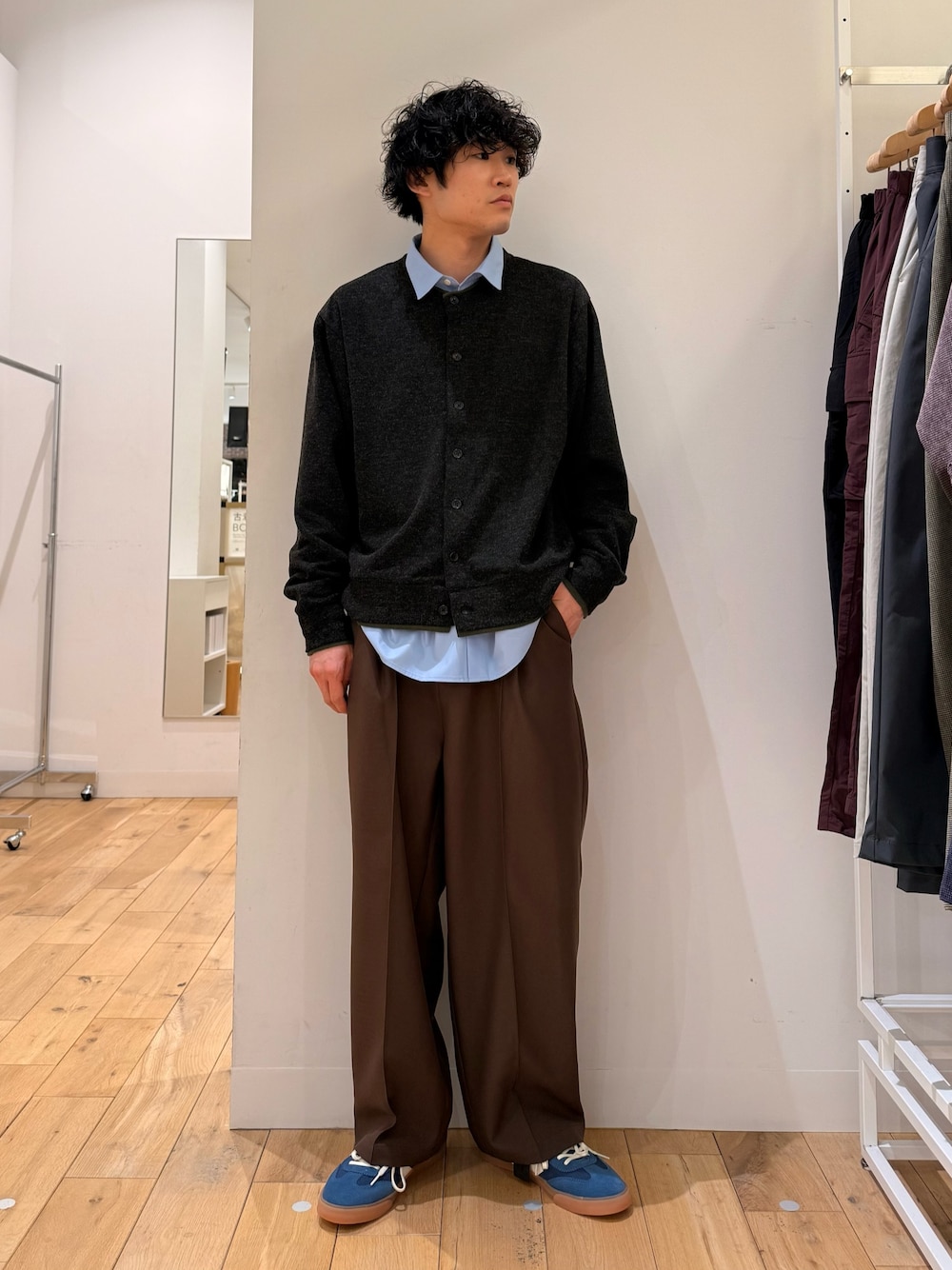 グレー系のカーディガン/ボレロ、ブルー系のシャツ/ブラウス、ブラウン系のその他パンツを着用したメンズの冬コーディネートの1枚目の写真