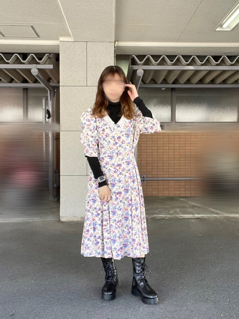「花柄ワンピース、フラワープリント、古着コーデ、used、厚底ブーツ、オトナ女子、flower、ヴィンテージ、タートルネック、低身長女子、150cm、150cmコーデ、ワンピースコーデ、ワンピース、秋冬コーデ」｜「flowerのアイテム（ワンピース/ドレス、ホワイト系）」を使った、t o m o 🍓さん（レディース・150cm）の秋コーディネートの1枚目の写真