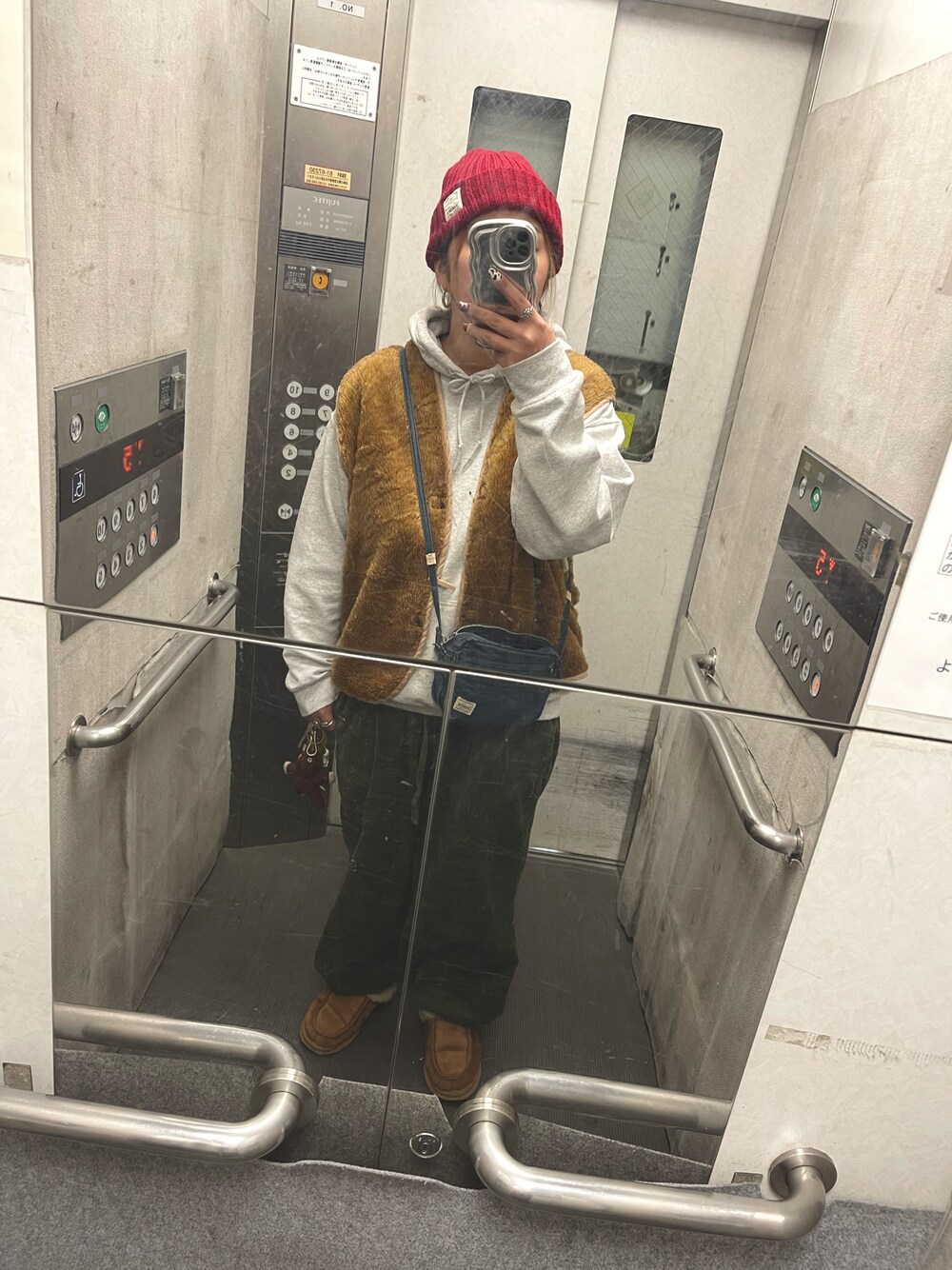 「冬を彩る色いろコーデ、休日スタイル、ootd、秋冬コーデ、カジュアルコーデ、ニット帽」｜「GILDANのアイテム（パーカー、シルバー系）」を使った、小林 由佳さん（レディース・160cm）の冬コーディネートの1枚目の写真