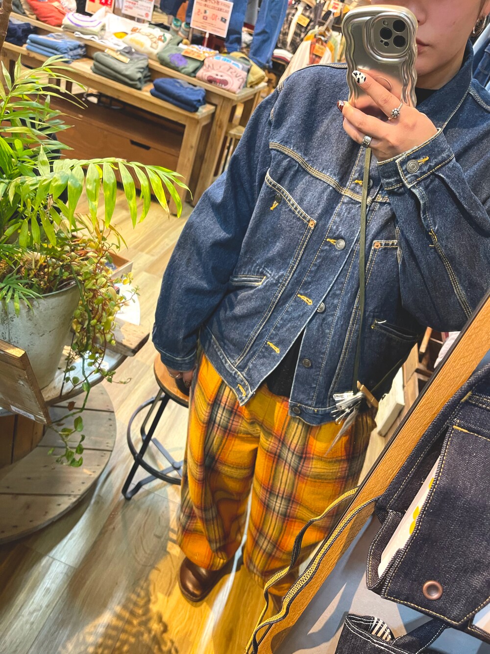 「古着のアイテム（ジャケット/アウター、ブルー系）」を使った、小林 由佳さん（レディース・160cm）の冬コーディネートの1枚目の写真