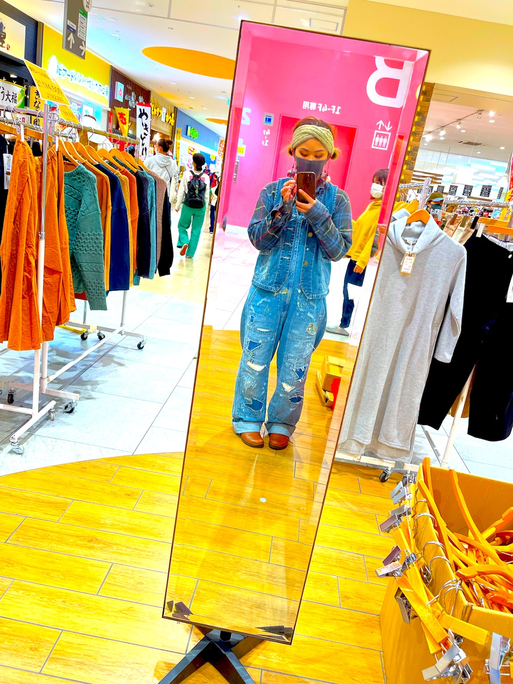 「仕事コーデ、ootd、オーバーオール、シャツ」｜「mixmotionのアイテム（サロペット/オーバーオール、ブルー系）」を使った、小林 由佳さん（レディース・160cm）の秋コーディネートの1枚目の写真