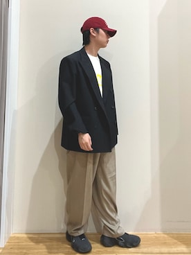 「SMELLY（スメリー）のウェーブレタリングキャップ（キャップ、レッド系）」を使った、栁 椋介さん（メンズ・172cm）の秋コーディネート