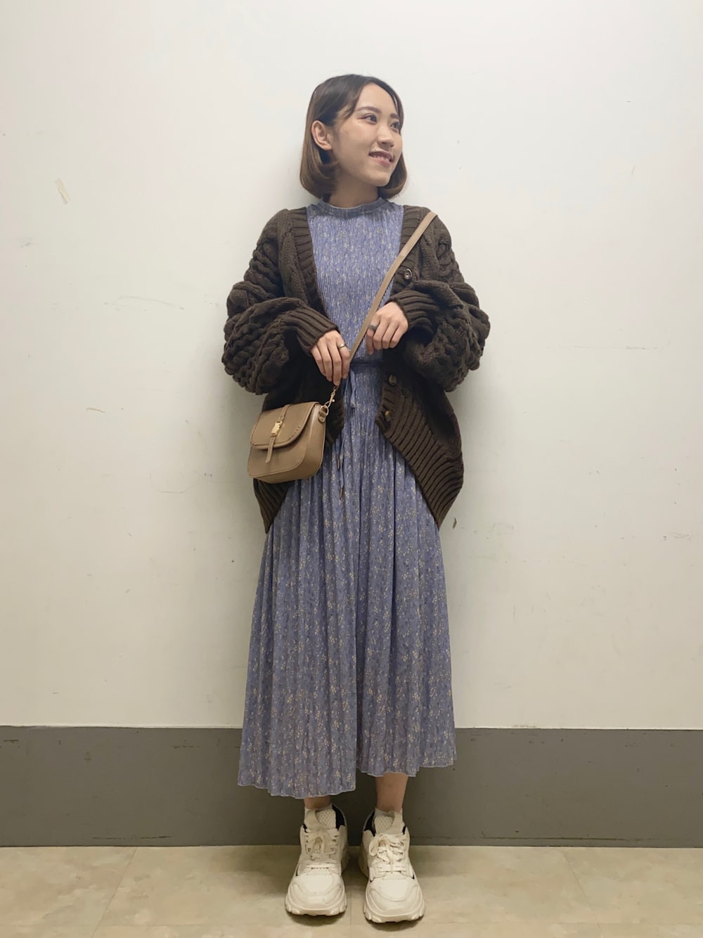 あくるんさんの「マイクロプリーツ小花ワンピース 239445（mysty woman）」を使ったコーディネートの1枚目の写真
