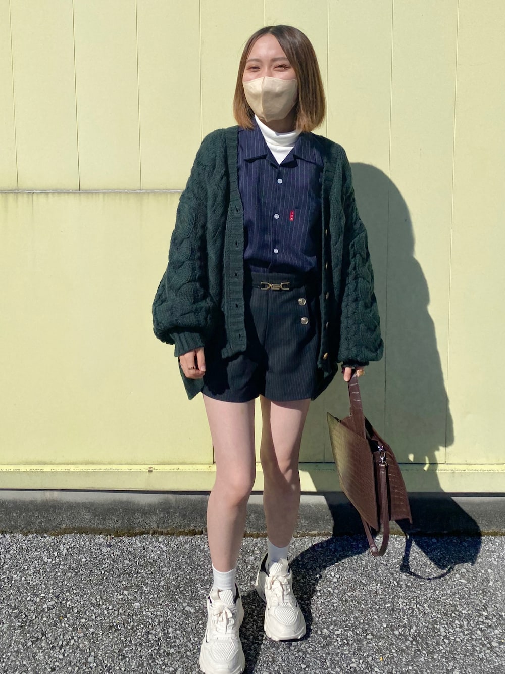 「休日コーデ、ケーブルニット、カーディガン、レイヤードスタイル、シャツスタイル、ショートパンツ、ストライプパンツ、ダッドスニーカー、セットアップ風、ZARA、秋のコーデ」｜「mysty womanのMIXケーブルカーデ 237317（カーディガン/ボレロ、グリーン系）」を使った、あくるんさん（レディース・156cm）の秋コーディネートの1枚目の写真