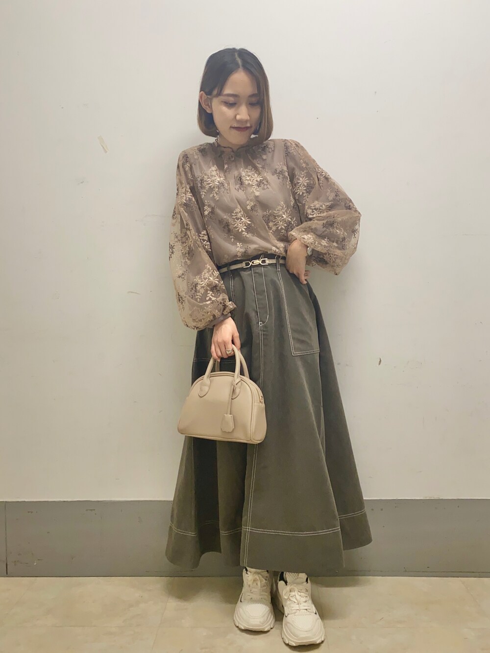 「刺繍、刺繍ブラウス、ステッチ、フレアスカート、ロングスカート、ボストンバッグ、厚底シューズ、ダッドスニーカー、ミスティ ウーマン(mysty woman)、大人かわいい」｜「mysty womanの立体感のある刺繍がロマンティックで上品に　フローラル刺繍ロングスリーブブラウス 237316（シャツ/ブラウス、ブラウン系）」を使った、あくるんさん（レディース・156cm）の秋コーディネートの1枚目の写真