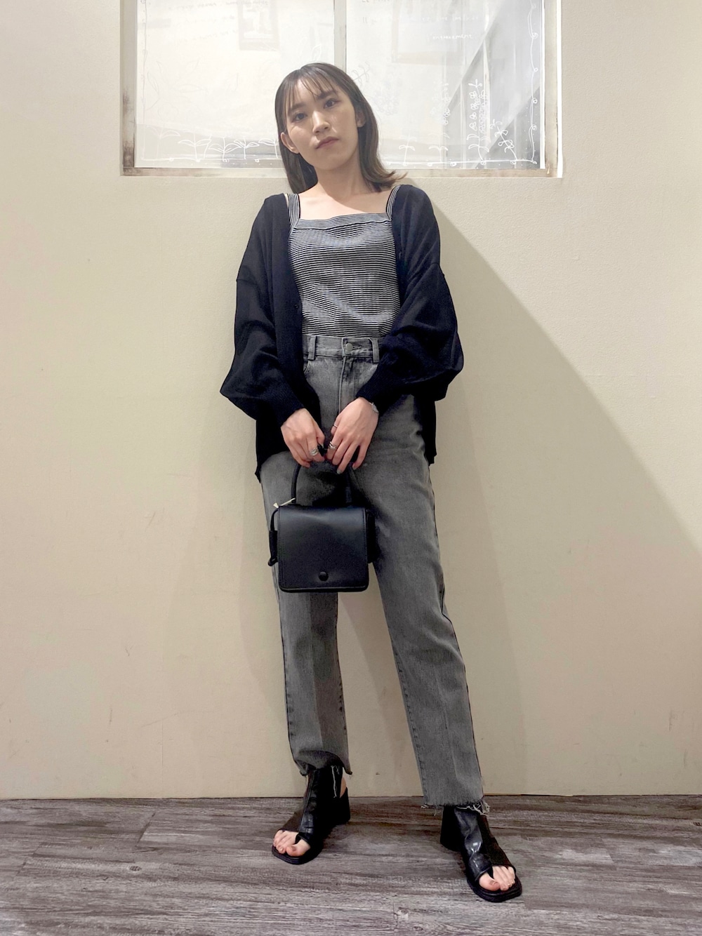 「大人カジュアル、大人女子、春コーデ、カジュアルコーデ、ワントーンコーデ、ブラックコーデ、デニム、カーディガン、キャミソール、mysty woman」｜「mysty womanのフラップワンハンドルバッグ 285689（ショルダーバッグ、ブラック系）」を使った、あくるんさん（レディース・156cm）の春コーディネートの1枚目の写真