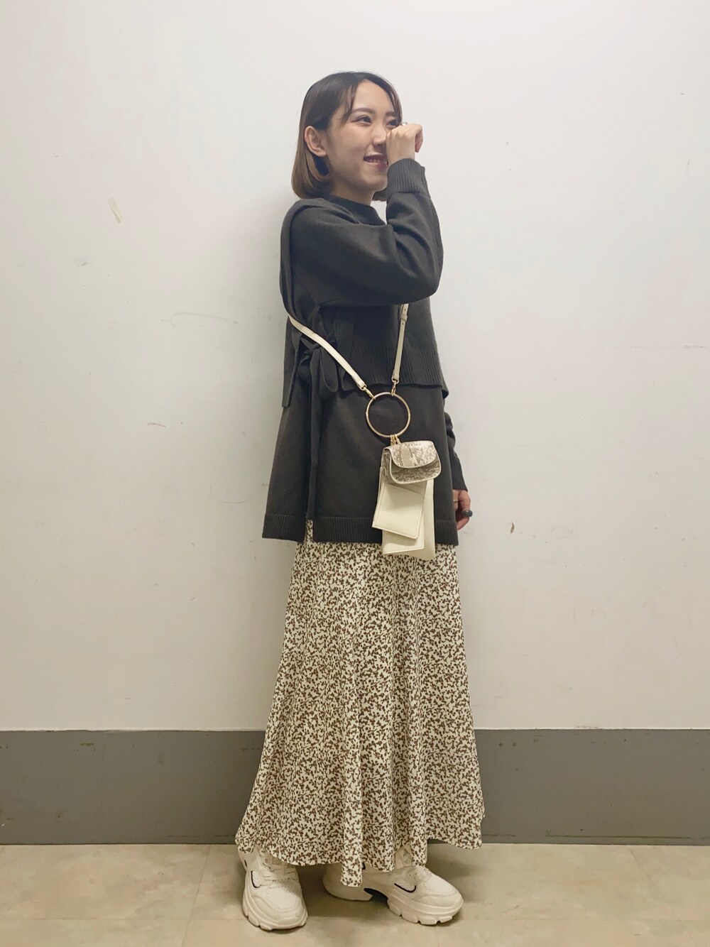 「秋コーデ、きれいめカジュアル、大人カジュアル、白スニーカー、ダッドスニーカー、ニット、ベスト、花柄スカート、マーメイドスカート、ミスティ ウーマン(mysty woman)」｜「mysty womanのベストセットレイヤードニット 239011（ニット/セーター、グレー系）」を使った、あくるんさん（レディース・156cm）の秋コーディネートの1枚目の写真