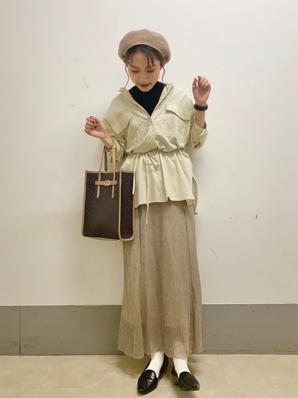 「ベレー帽、トートバッグ、モノグラム、コーデュロイ、シャツ、ラメスカート、プリーツスカート、ハイネックニット、パンプス、ミスティ ウーマン(mysty woman)、淡色コーデ」｜「しまむらのアイテム（ハンチング/ベレー帽、ベージュ系）」を使った、あくるんさん（レディース・156cm）の秋コーディネートの1枚目の写真