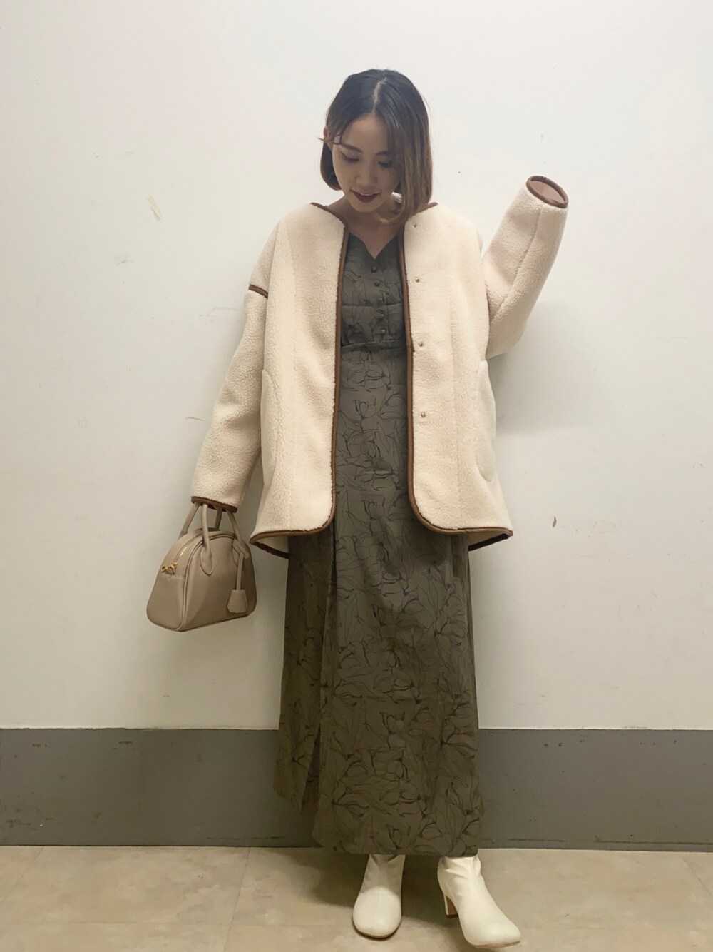 「ボア、ボアコート、ワンピース、花柄ワンピース、ショートブーツ、ボストンバッグ、ミスティ ウーマン(mysty woman)、淡色コーデ、ワントーンコーデ、リバーシブル」｜「mysty womanのパイピングがアクセントに　リバーシブルボアコート 239462（ムートンコート、ホワイト系）」を使った、あくるんさん（レディース・156cm）の秋コーディネートの1枚目の写真