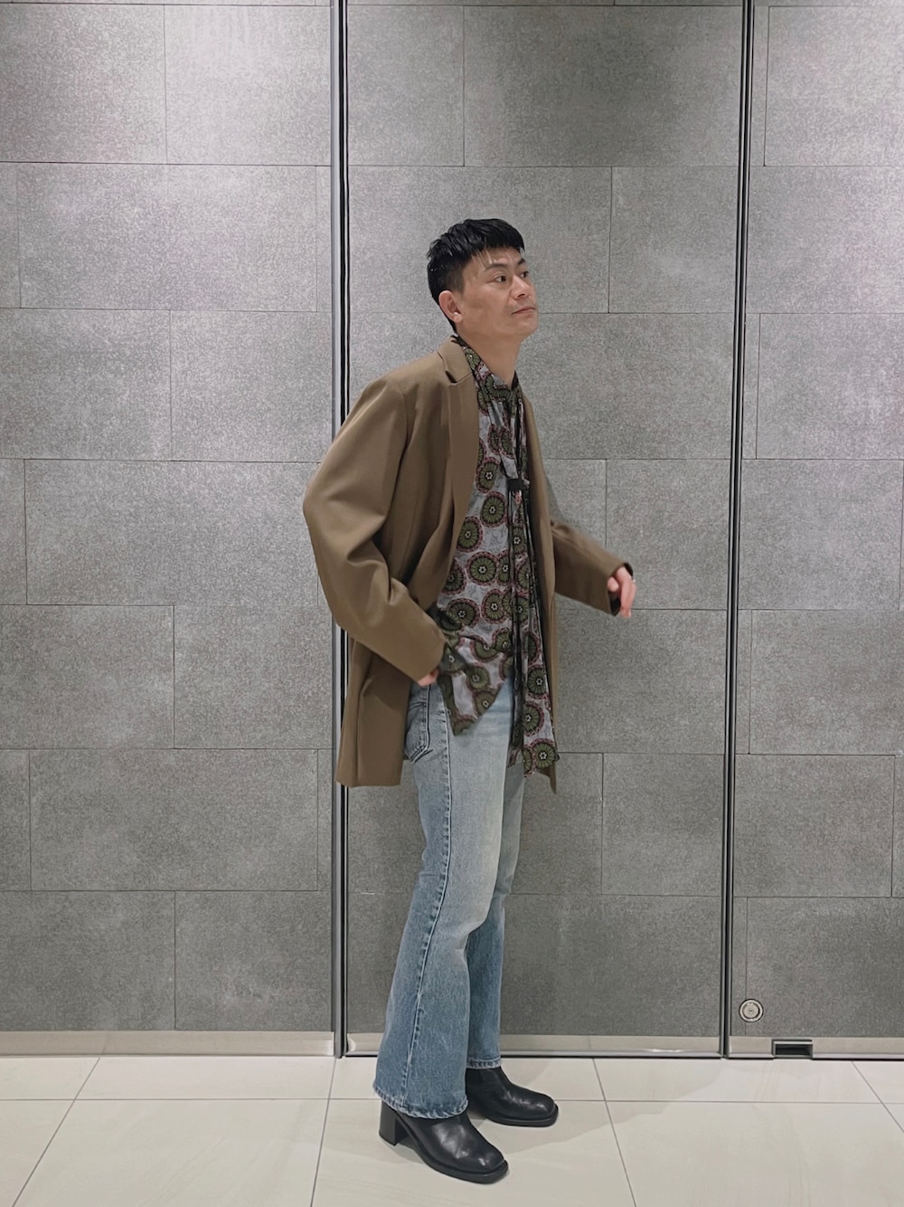 「秋のコーデ、シンプルスタイル、きれいめカジュアル、秋服、ロングジャケット、ジャケットコーデ、ストリート、ジャケット、フレアデニム、リーバイス646」｜「Lui'sの【オリジナルファブリック4×4セットアップシリーズ】 ロングジャケット（テーラードジャケット、その他）」を使った、kazuhiramatsuさん（メンズ・168cm）の秋コーディネートの1枚目の写真