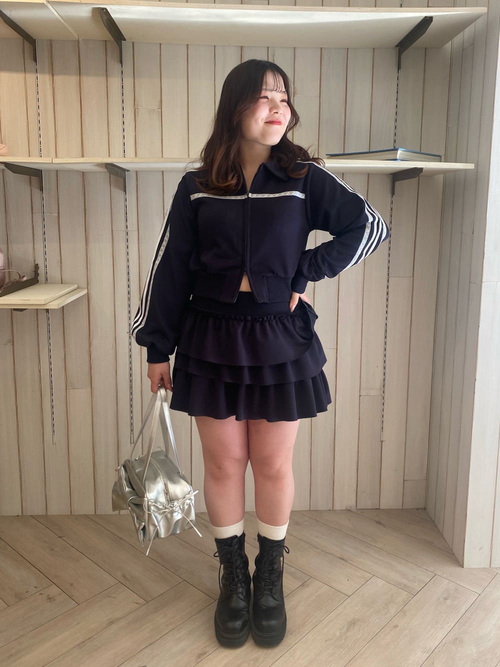 「春服コーデ、カジュアルスタイル、ラフコーデ、カジュアルガーリー、大人かわいい、セットアップ、ネイビー、トラックジャケット、フリルスカート、ミニスカート」｜「OLIVE des OLIVEの【上下２点セット】トラックジャケットセットアップ（ワンピース、ブルー系）」を使った、ainoさん（レディース・155cm）の冬コーディネートの1枚目の写真