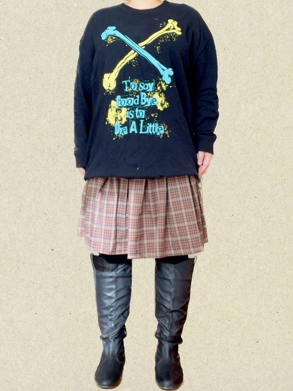 「ストリート、Deorart、ディオラート、shein、SHEIN、ニッセン、nissen、ビッグシルエット、プリーツスカート、ロングブーツ、ぽっちゃり、ぽっちゃりコーデ、ぽっちゃりでもおしゃれしたい！、ぽっちゃり女子、プラスサイズ」｜「deorartのdeorart スーパービッグスウェット クロスボーン（トップス、ブラック系）」を使った、PSYCHOｻｲｺちゃんさん（レディース・164cm）の冬コーディネートの1枚目の写真