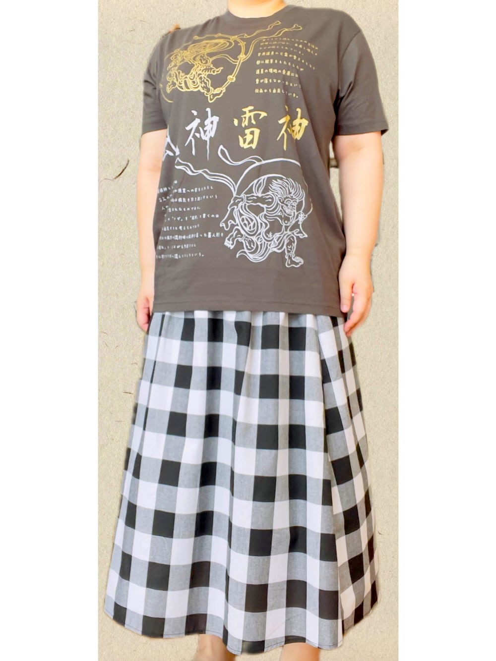 「秋服準備はじめました、休日スタイル、今日のコーデ、スカートスタイル、ギンガムチェック、モノトーン、風神雷神、ぽっちゃり、ぽっちゃりコーデ、ぽっちゃりでもおしゃれしたい！、ぽっちゃり女子、プラスサイズ、大きいサイズ、でぶ、デブでもオシャレ」｜「standuporiginalのアイテム（Tシャツ/カットソー、グレー系）」を使った、PSYCHOｻｲｺちゃんさん（レディース・164cm）の秋コーディネートの1枚目の写真