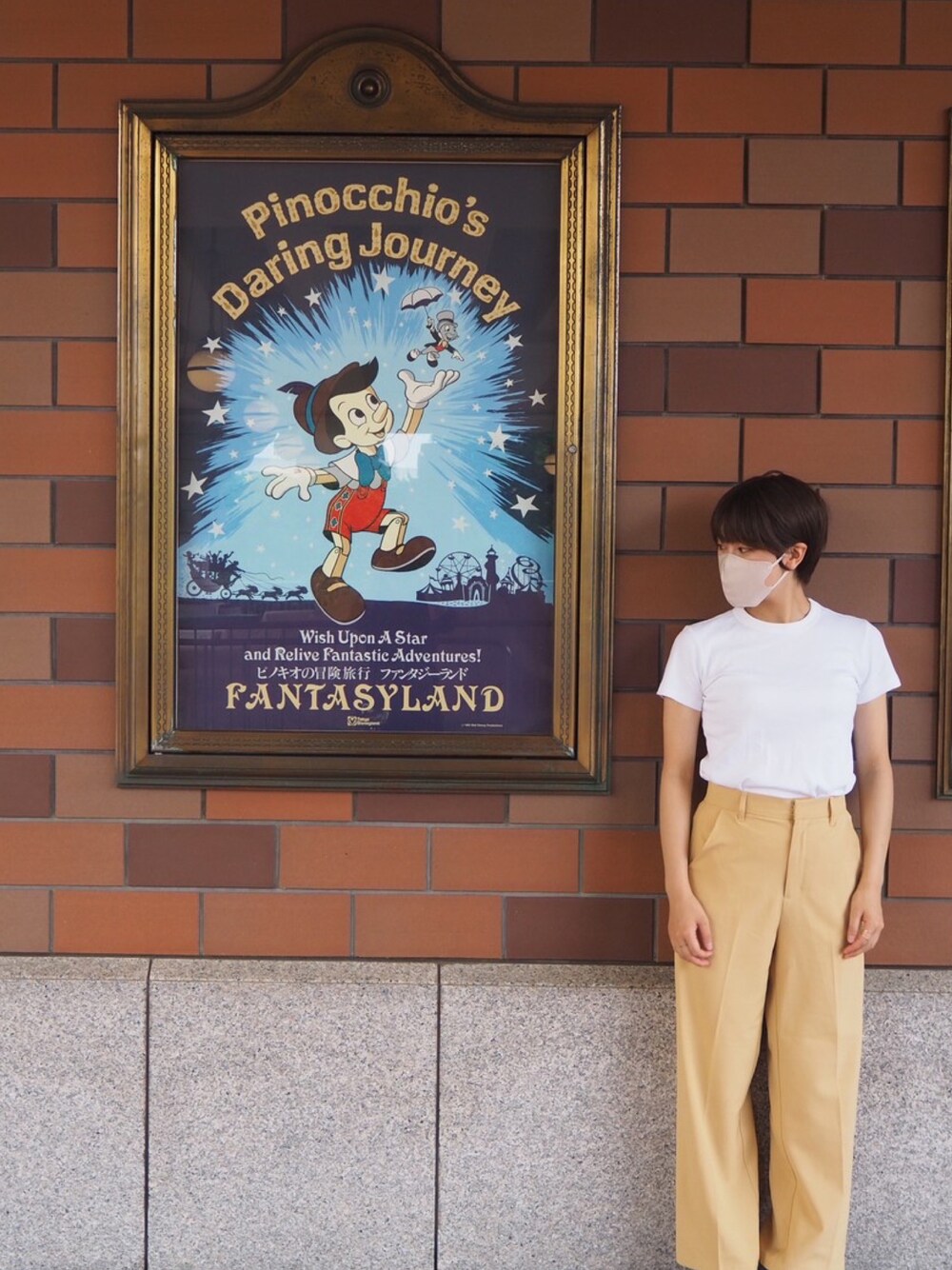 ホワイト系のTシャツ/カットソー、イエロー系のその他パンツを着用したレディースの春コーディネートの1枚目の写真