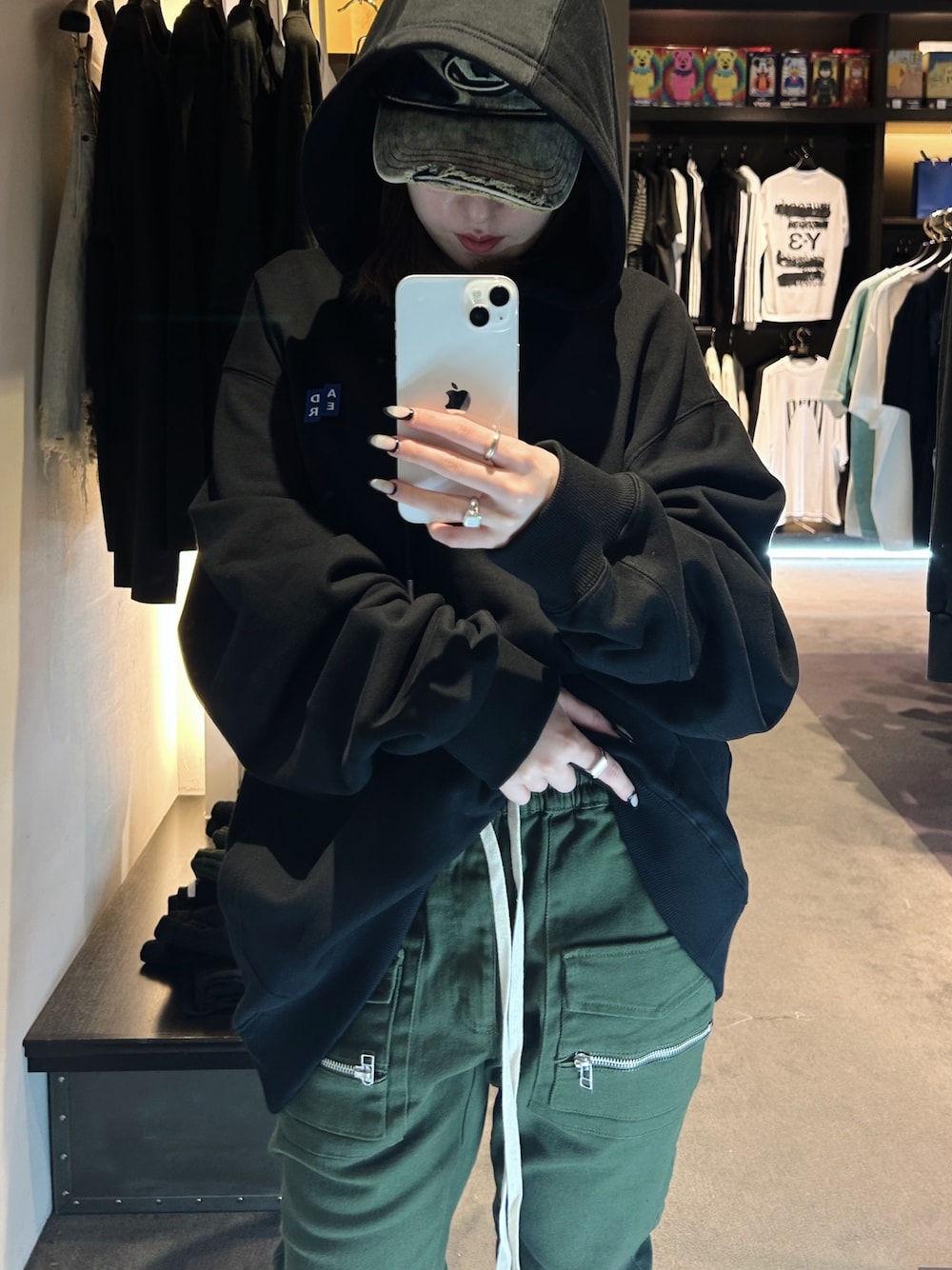 「ANDRAP、ADER error、カーゴパンツ、カーゴパンツコーデ」｜「ADER errorのADER error/アーダーエラー/ONE LOGO HOODIE（パーカー、ブラック系）」を使った、MIIAさん（レディース・156cm）の春コーディネートの1枚目の写真
