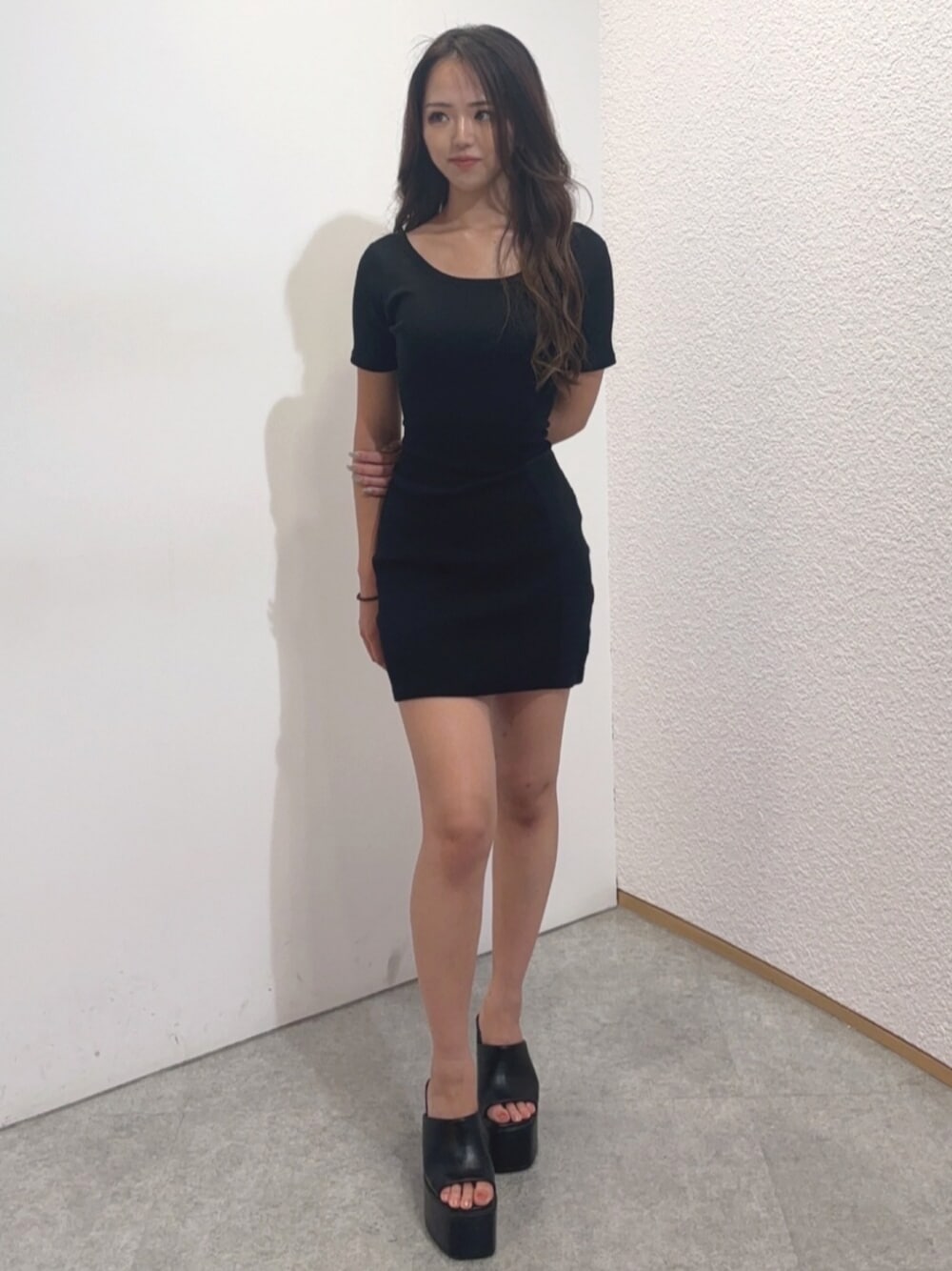 ブラック系のサンダル、ブラック系のワンピースを着用したレディースの夏コーディネートの1枚目の写真