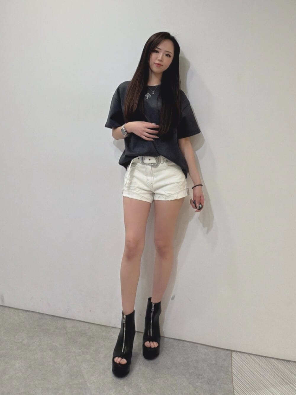 グレー系のTシャツ/カットソー、ホワイト系のデニムパンツ、ブラック系のブーツを着用したレディースの夏コーディネートの1枚目の写真