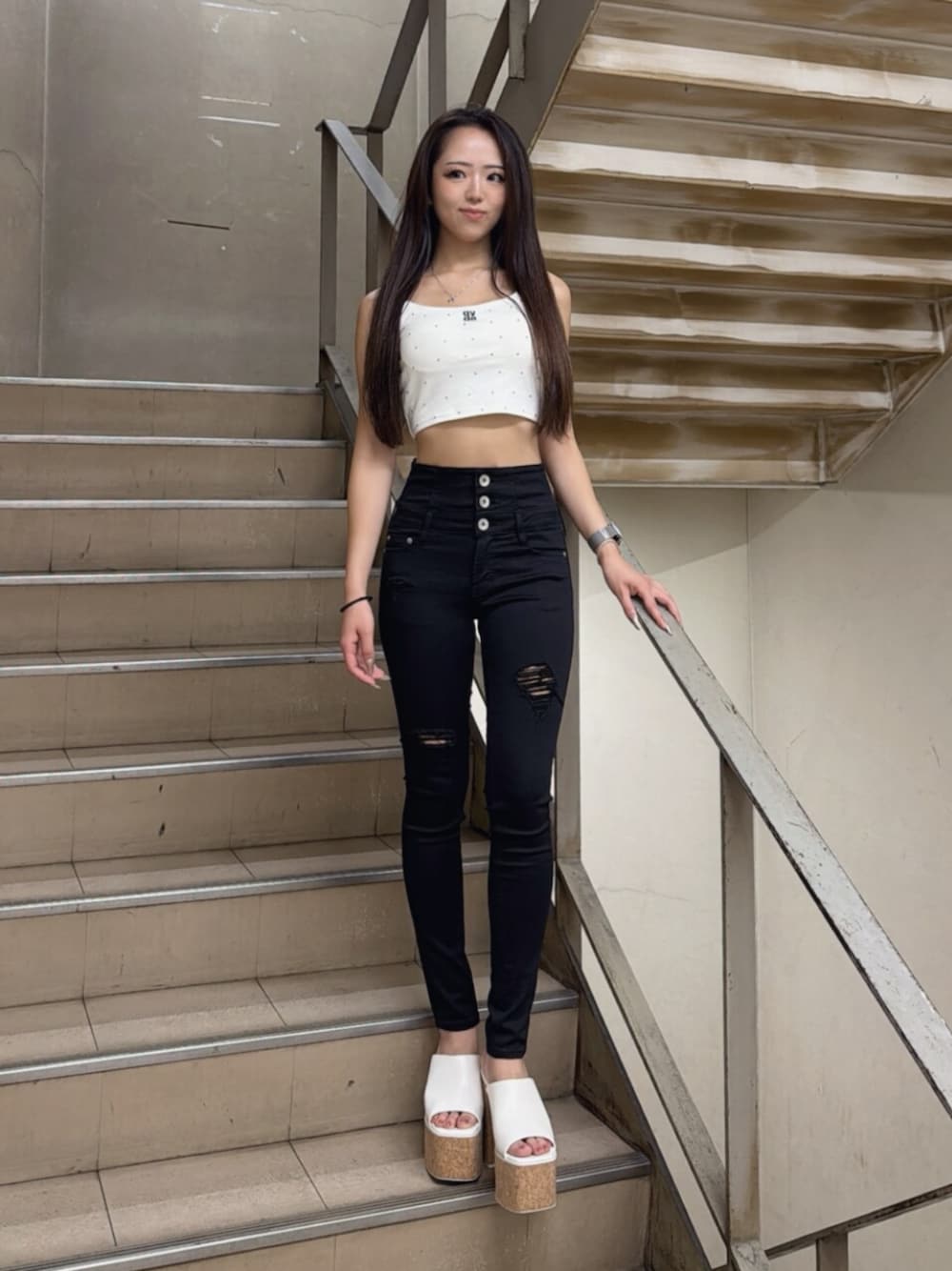 ホワイト系のサンダル、ホワイト系のキャミソール、ブラック系のデニムパンツを着用したレディースの夏コーディネートの1枚目の写真