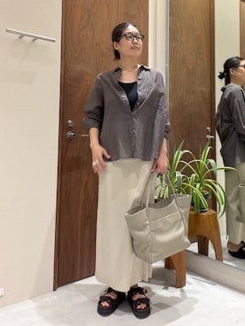 「GALLARDAGALANTE（ガリャルダガランテ）の【2WAY】カシュクールローンシャツ（シャツ/ブラウス、グレー系）」を使った、ggmichiiさん（レディース・168cm）の春コーディネート