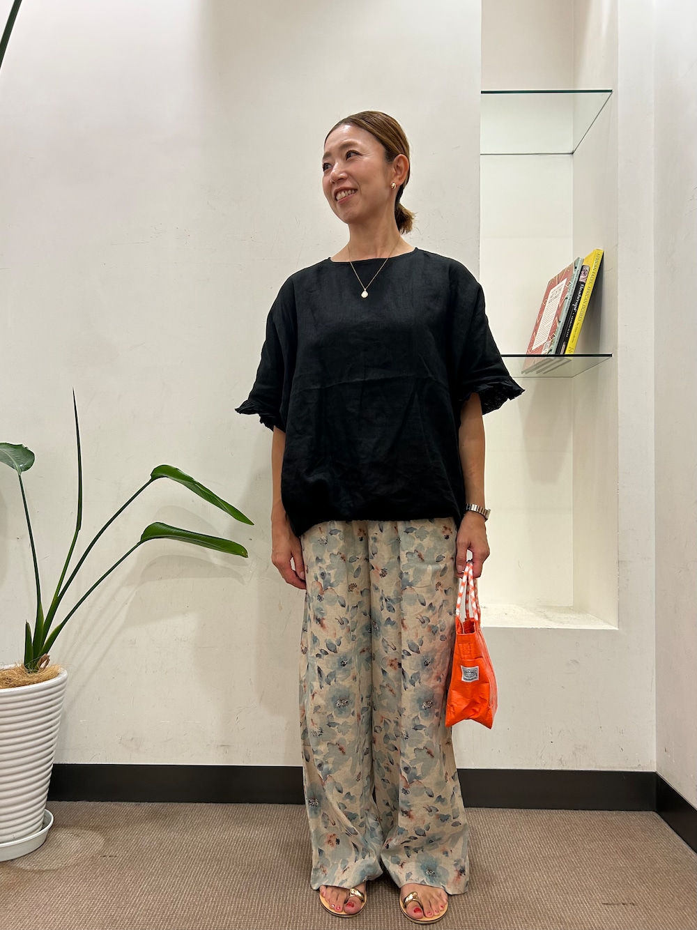 ブラック系のシャツ/ブラウス、ブルー系のその他パンツ、オレンジ系のショルダーバッグを着用したレディースの夏コーディネートの1枚目の写真