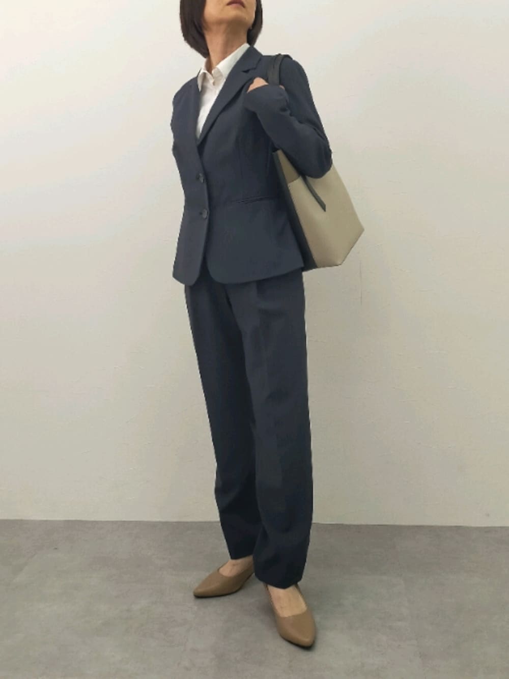 「大きい胸レディースファッション、ニッセングラマー、レギュラー、スタッフ、スーツスタイル、ビジネススタイル、就活、仕事コーデ」｜「nissenの【大きい胸専用】RISPY 洗える ストレッチテーラードジャケット　テーパードパンツスーツ（スーツセット、ブルー系）」を使った、itachiさん（レディース・156cm）の冬コーディネートの1枚目の写真