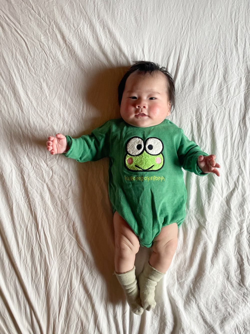 「ケロケロケロッピ、赤ちゃん、baby、3ヶ月」｜「Birthdayのアイテム（ロンパース、グリーン系）」を使った、ritz20omcさん（キッズ・60cm）の冬コーディネートの1枚目の写真