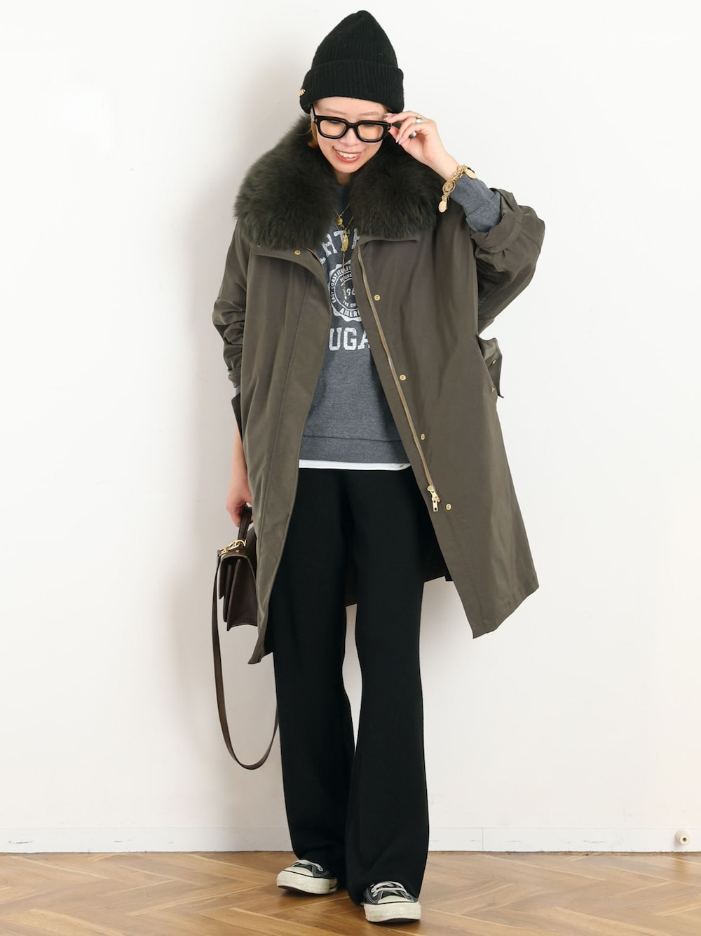 グリーン系のその他アウター、ホワイト系のTシャツ/カットソー、ブルー系のスウェットを着用したレディースの秋コーディネートの1枚目の写真
