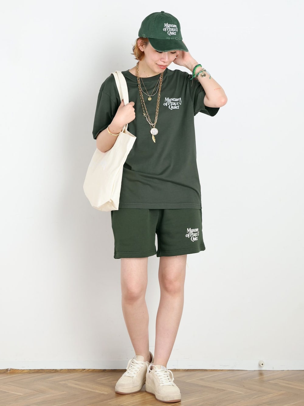 グリーン系のスウェットパンツ、グリーン系のTシャツ/カットソー、ホワイト系のトートバッグを着用したレディースの夏コーディネートの1枚目の写真