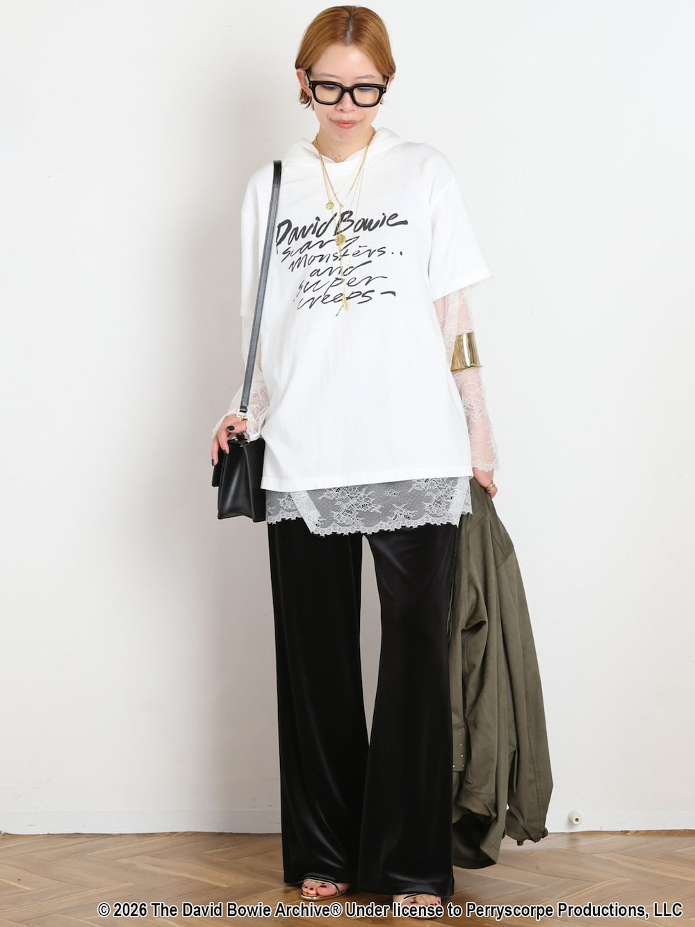 ブラック系のその他パンツ、ホワイト系のTシャツ/カットソー、ホワイト系のTシャツ/カットソーを着用したレディースの夏コーディネートの1枚目の写真