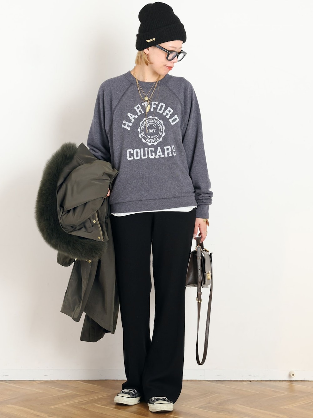グリーン系のその他アウター、ホワイト系のTシャツ/カットソー、ブルー系のスウェットを着用したレディースの秋コーディネートの1枚目の写真