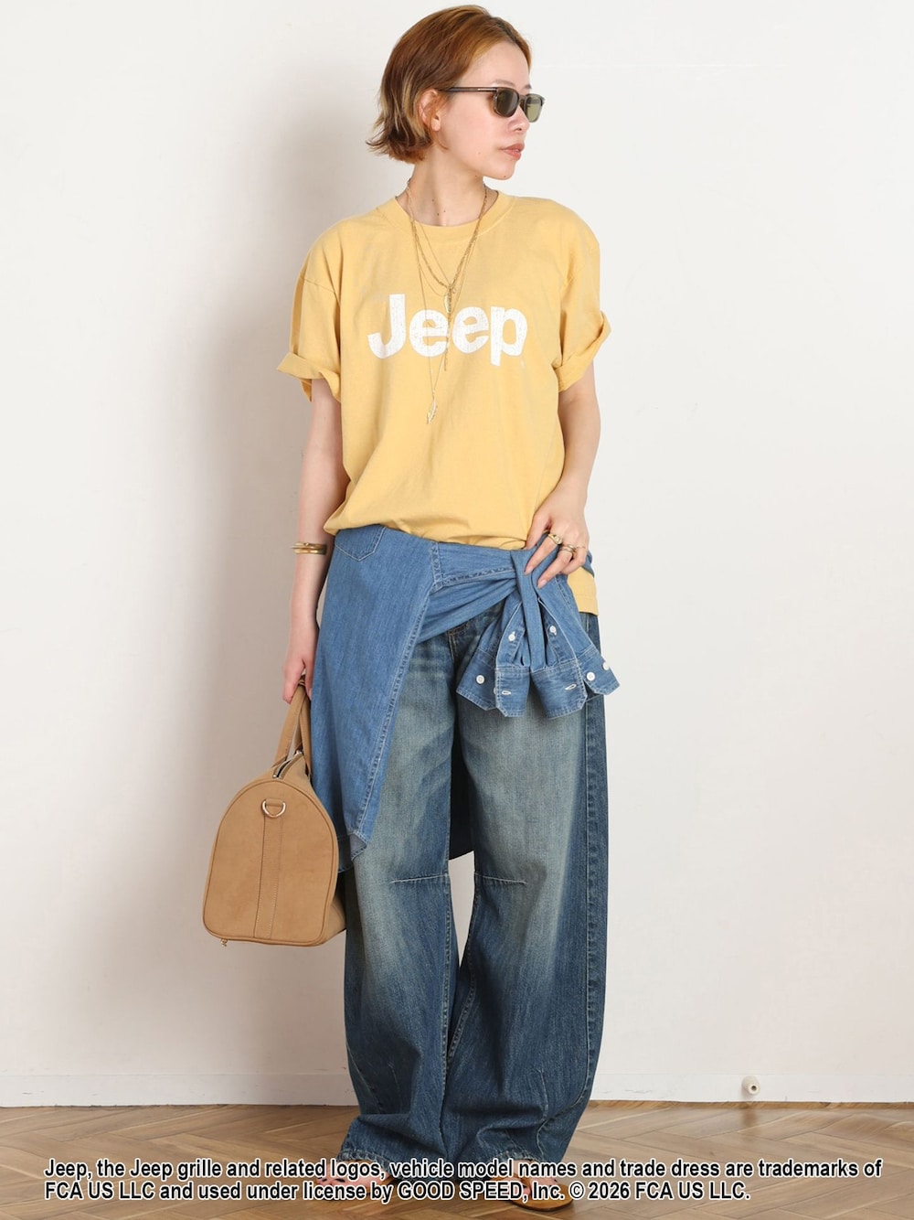 ブルー系のシャツ/ブラウス、イエロー系のTシャツ/カットソー、イエロー系のサンダルを着用したレディースの夏コーディネートの1枚目の写真