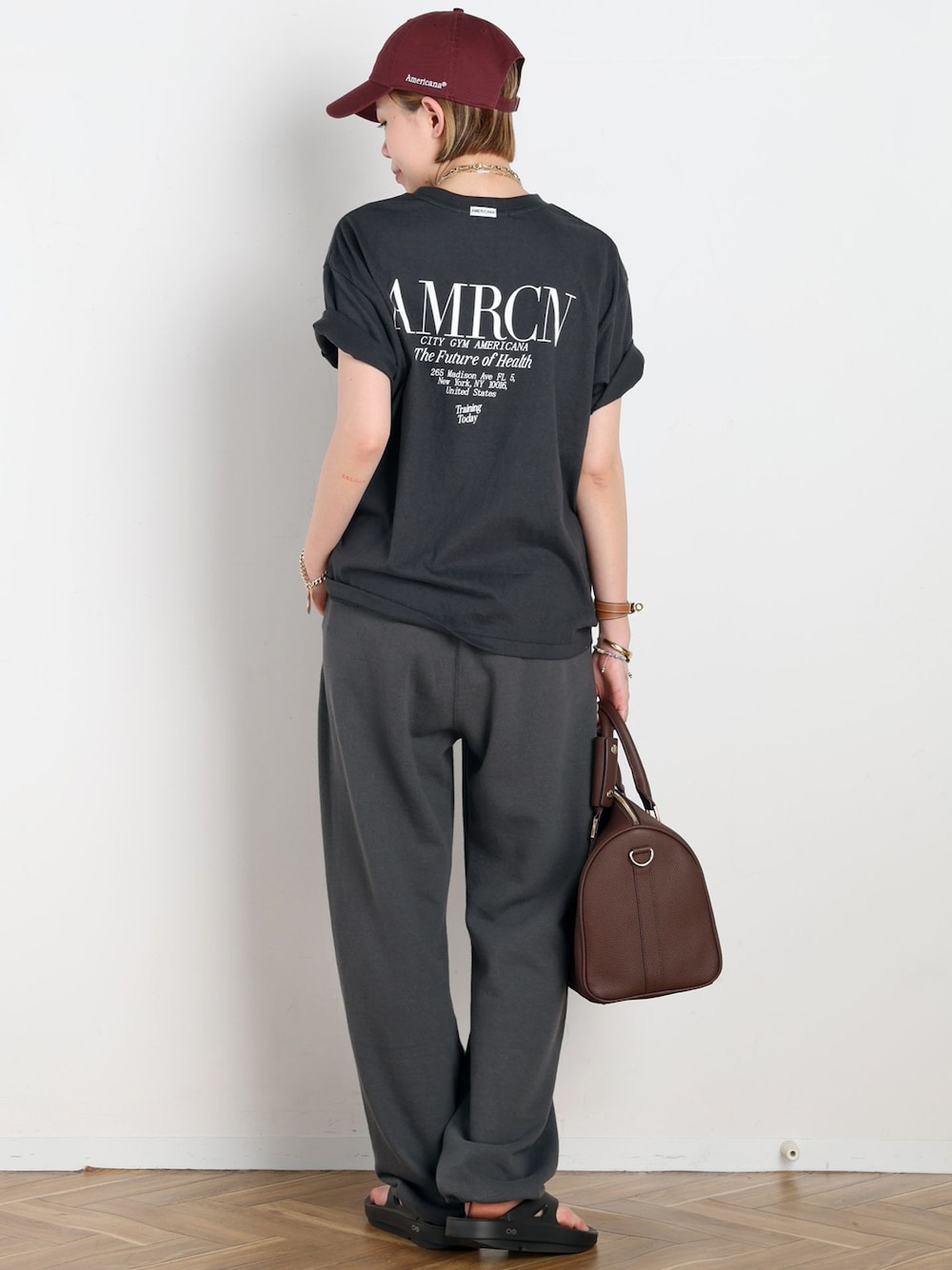 ブラック系のスウェットパンツ、ブラック系のTシャツ/カットソー、ゴールド系のネックレスを着用したレディースの春コーディネートの1枚目の写真