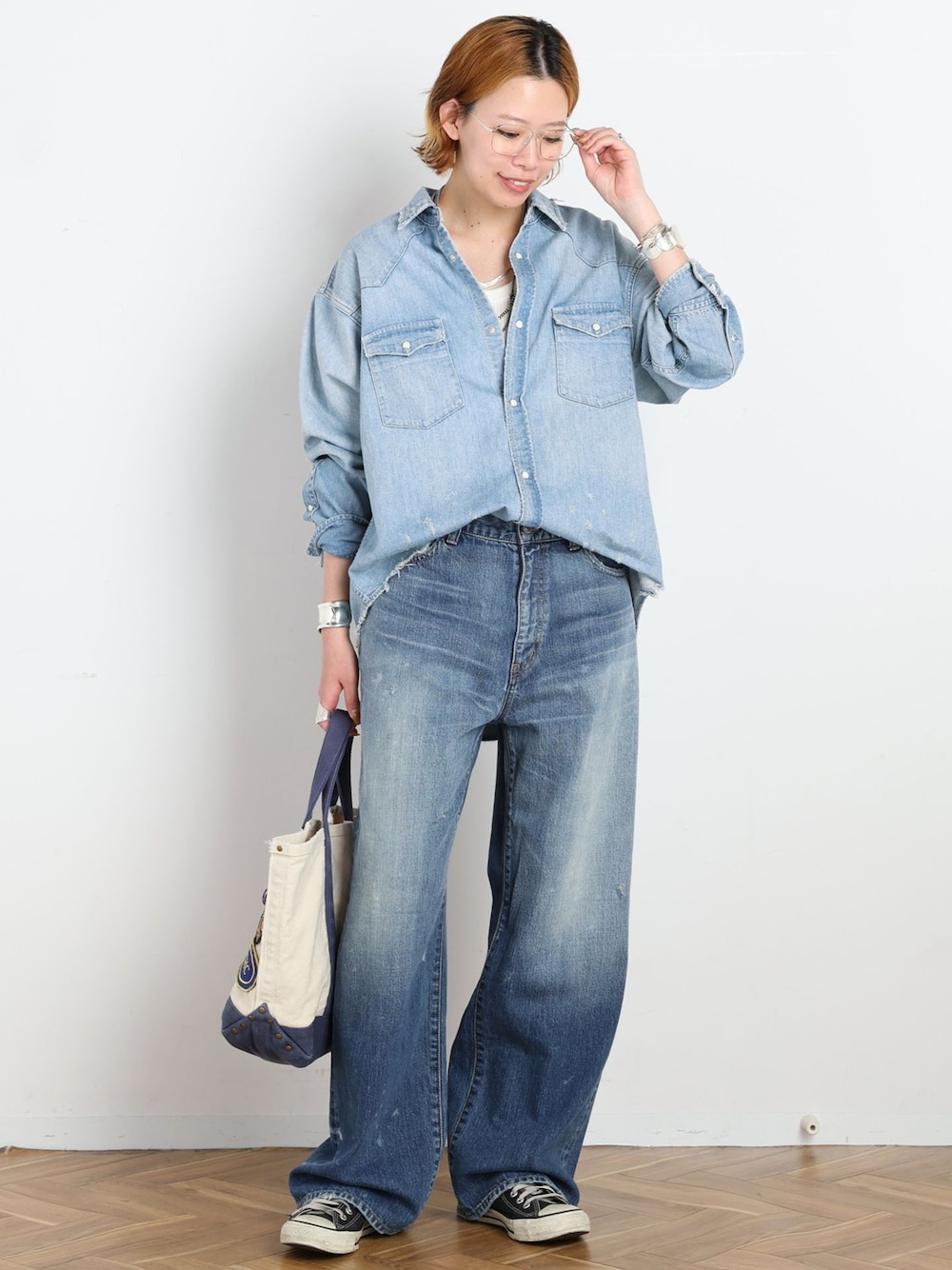 ブルー系のデニムパンツ、ブルー系のシャツ/ブラウス、ブルー系のトートバッグを着用したレディースの夏コーディネートの1枚目の写真