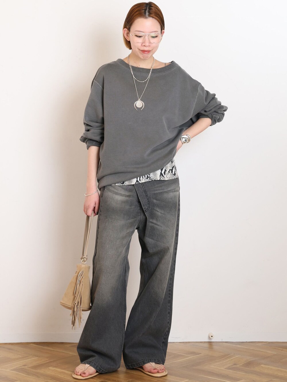 グレー系のデニムパンツ、その他のキャミソール、ブラック系のTシャツ/カットソーを着用したレディースの冬コーディネートの1枚目の写真