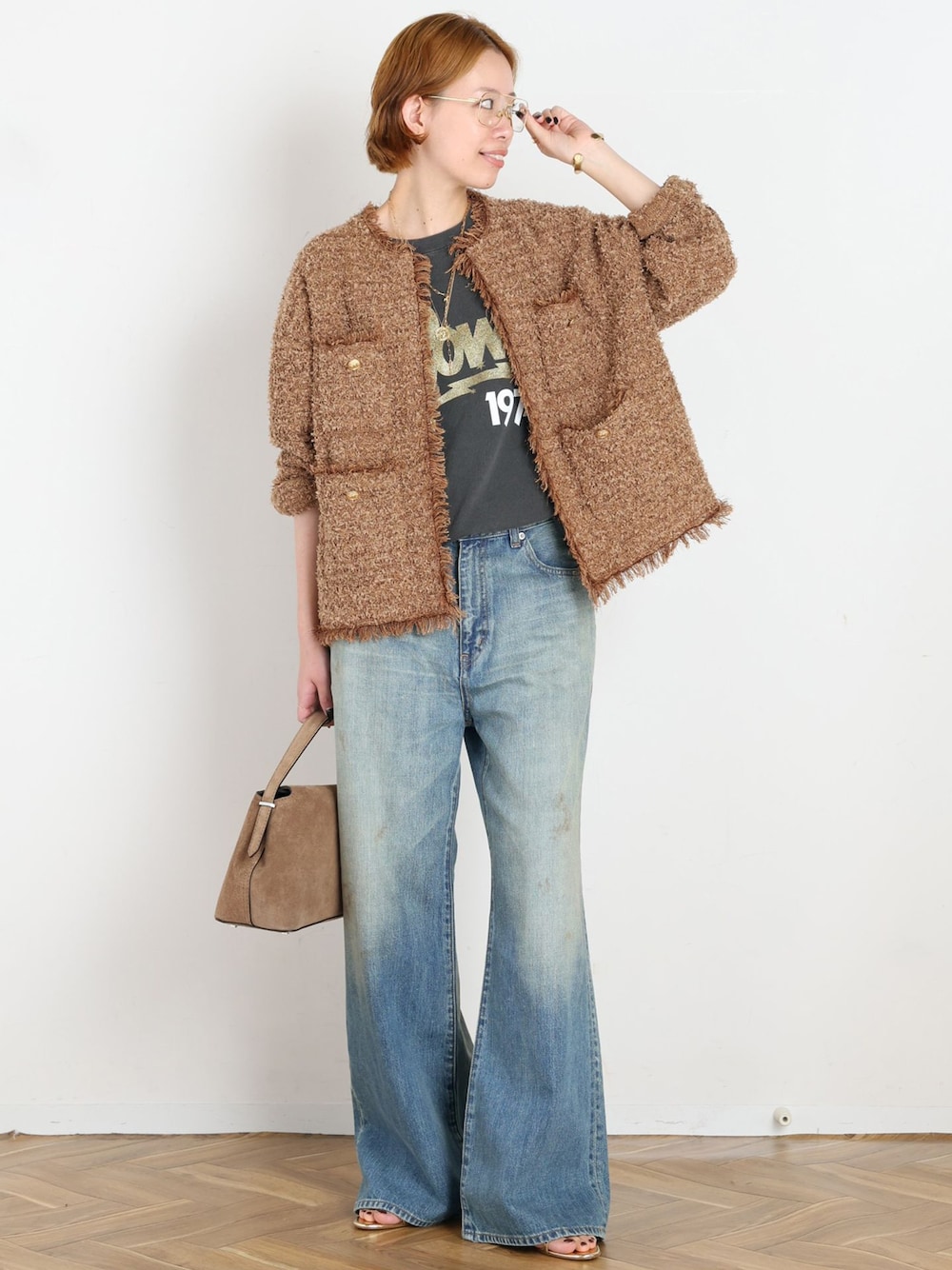 ブルー系のデニムパンツ、ブラック系のTシャツ/カットソー、ゴールド系のブレスレットを着用したレディースの夏コーディネートの1枚目の写真