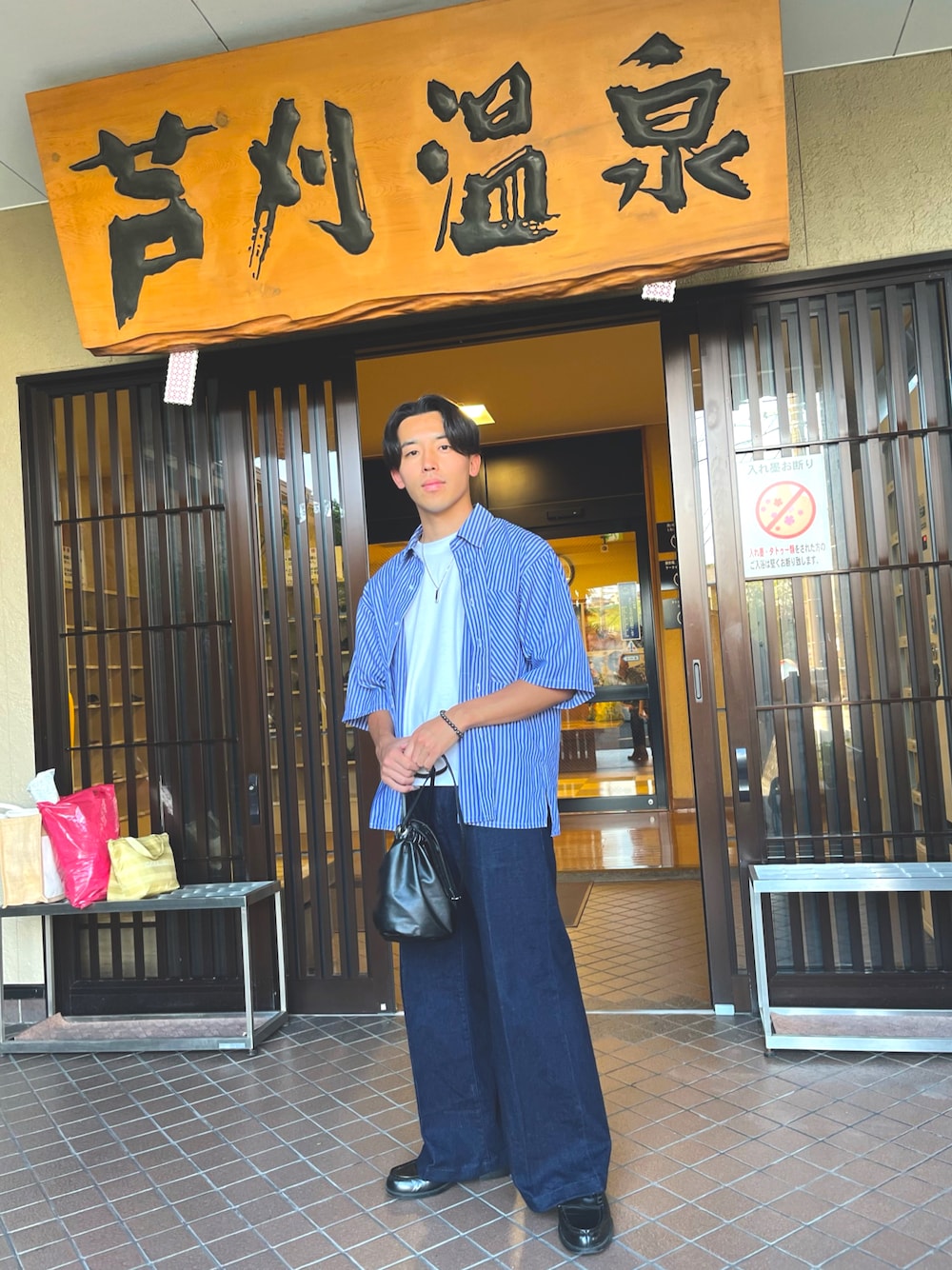 「シャツスタイル、夏コーデ、デニムコーデ、低身長好きと繋がりたい、低身長コーデ」｜「epnokのアソートベーシックルーズシャツSS（シャツ/ブラウス、ブルー系）」を使った、たいせいさん（メンズ・164cm）の秋コーディネートの1枚目の写真
