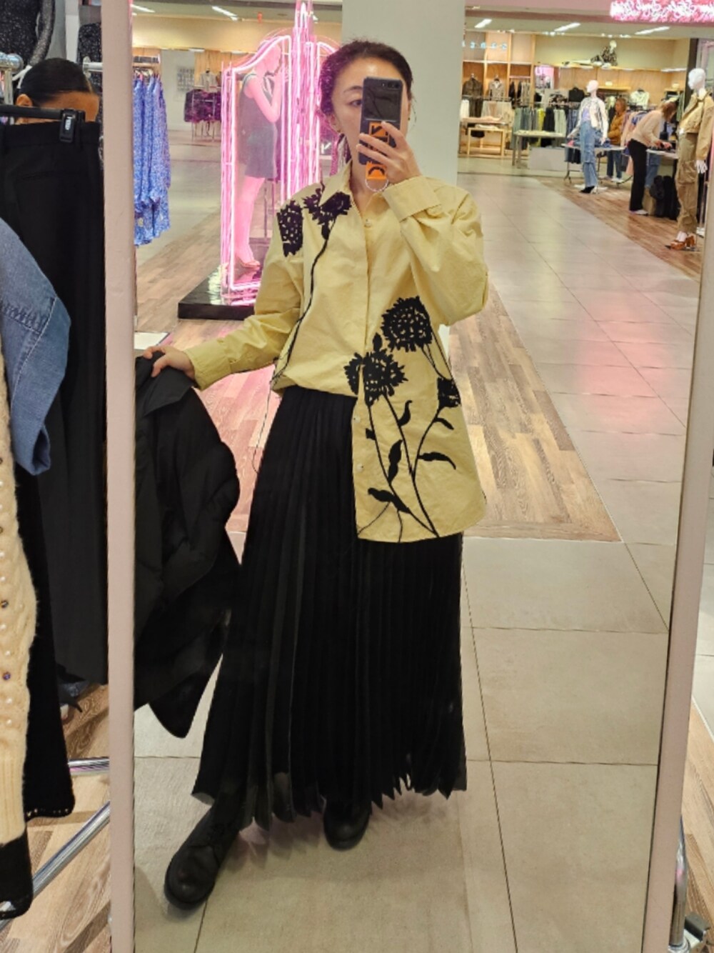 「nanushkaのアイテム（シャツ/ブラウス、ベージュ系）」を使った、Elizabethさん（レディース・171cm）の冬コーディネートの1枚目の写真