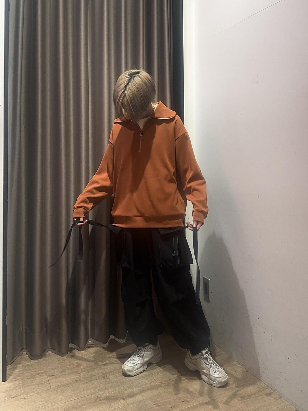 ホワイト系のTシャツ/カットソー、オレンジ系のTシャツ/カットソー、ブラック系のその他パンツを着用したメンズの春コーディネートの1枚目の写真
