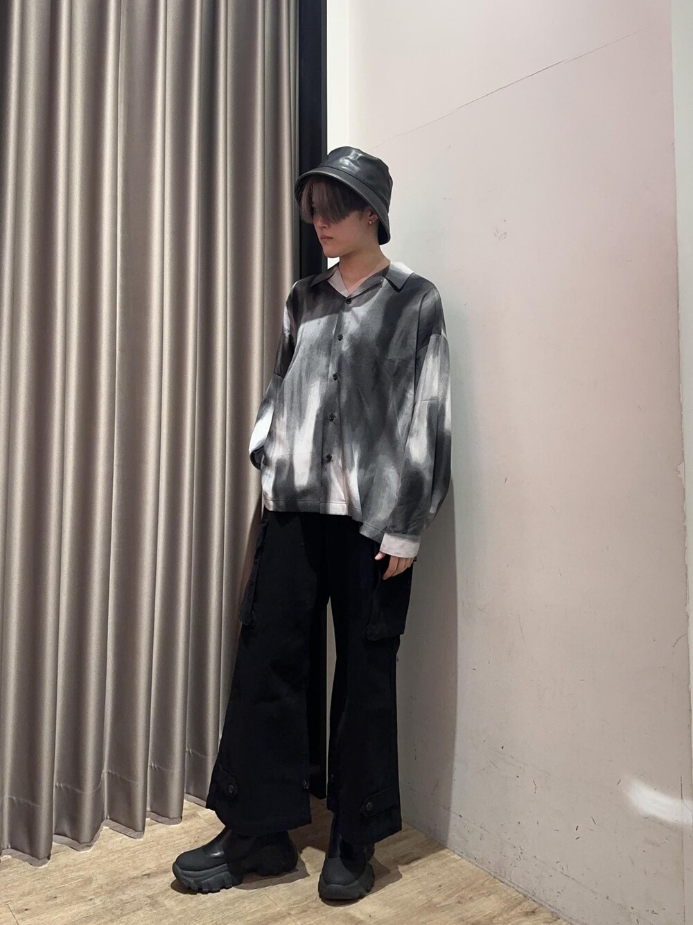 ブラック系のカーゴパンツ、ブラック系のシャツ/ブラウス、グレー系のハットを着用したメンズの冬コーディネートの1枚目の写真