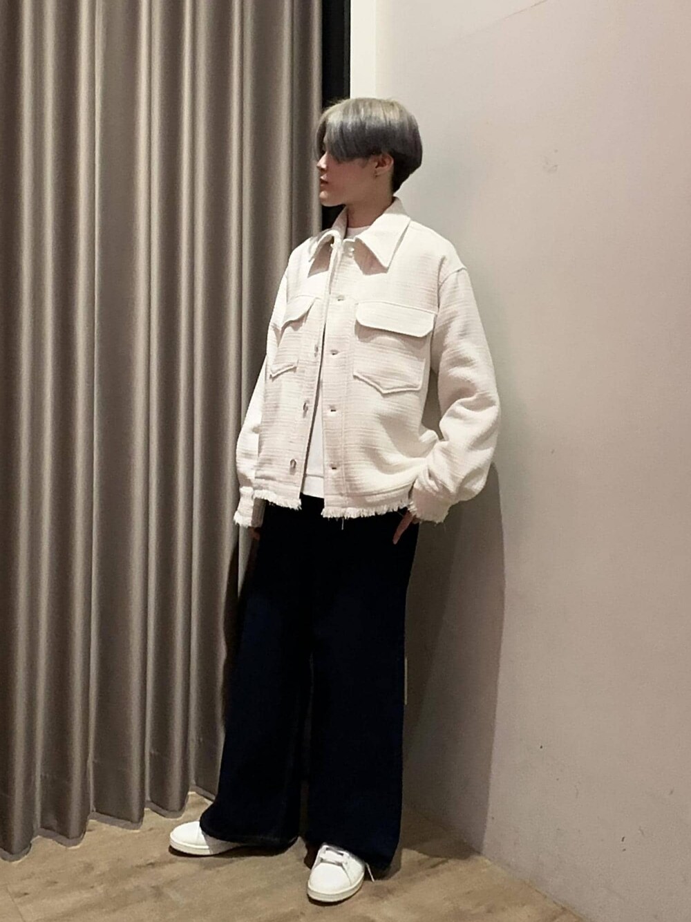 ホワイト系のTシャツ/カットソー、グリーン系のスニーカー、ホワイト系のブルゾンを着用したメンズの冬コーディネートの1枚目の写真