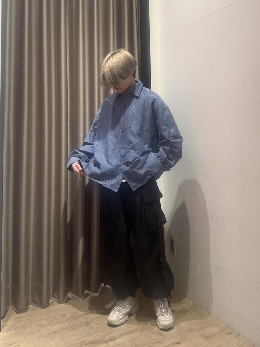 ホワイト系のTシャツ/カットソー、ブラック系のその他パンツ、ブルー系のシャツ/ブラウスを着用したメンズの春コーディネートの1枚目の写真