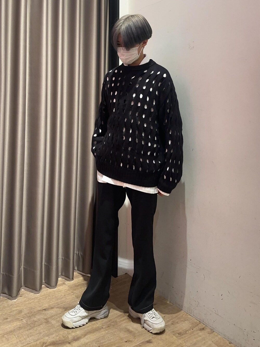 ホワイト系のシャツ/ブラウス、ブラック系のその他パンツ、ブラック系のニット/セーターを着用したメンズの冬コーディネートの1枚目の写真